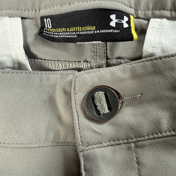 Under Armour women’s stretch golf/activity shorts, size 10, tan, zip/button - Picture 8 of 9